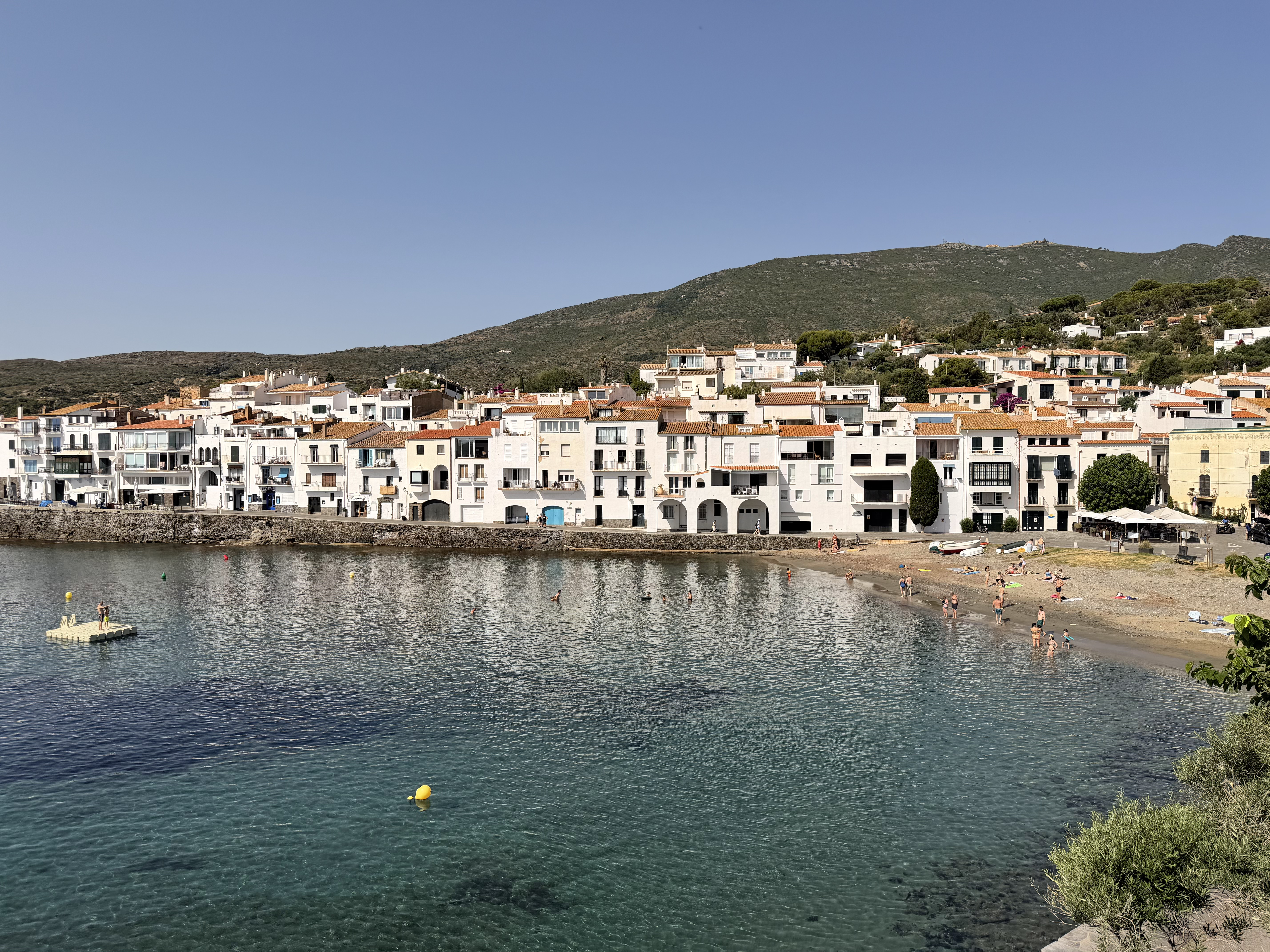 Cadaqués no verão, casas brancas debruçadas sobre o Mediterrâneo