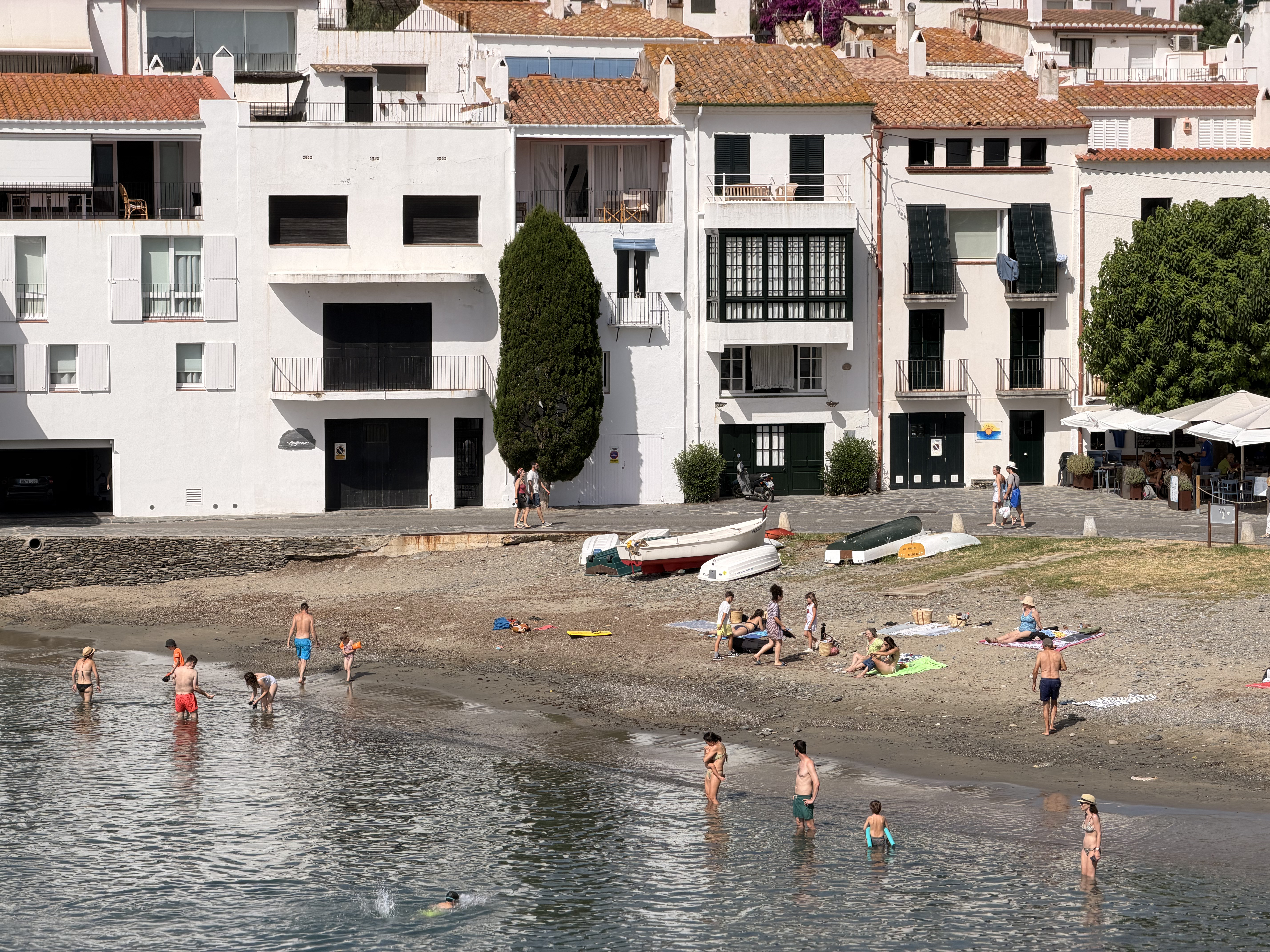 Cadaqués: praias cheias no verão europeu